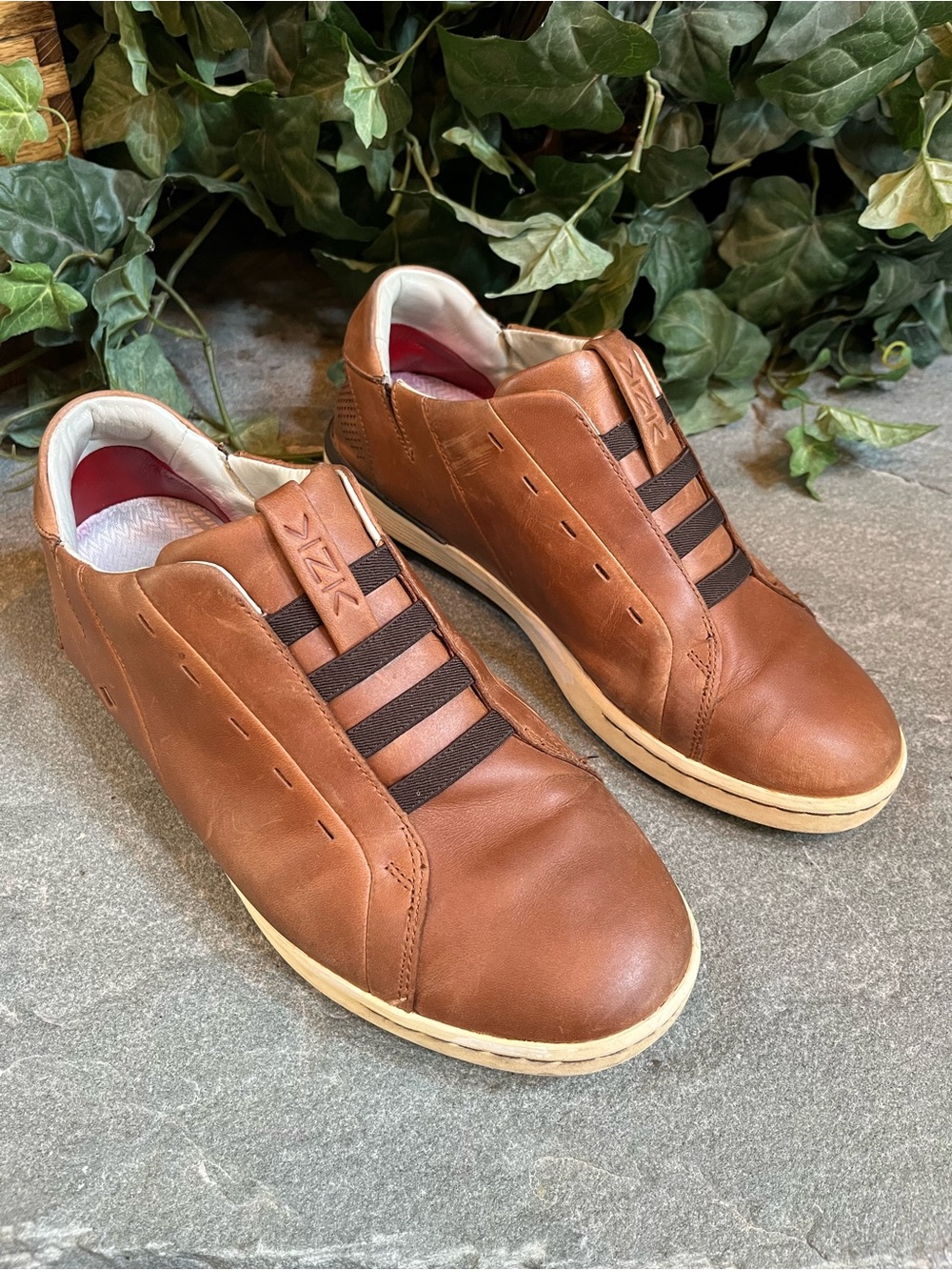 Kizik New York Men's Sneakers Hands Free Size 9.5M Slip On Brown Leather
